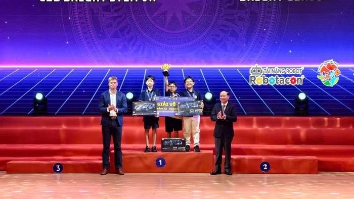 Ban tổ chức trao giải cho các đội thi xuất sắc nhất đại diện cho Việt Nam tham dự Vòng Chung kết quốc tế Wro International Final 2026. (Ảnh: Lương Tùng)