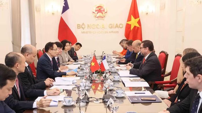 Bộ trưởng Ngoại giao Lê Hoài Trung hội đàm với Bộ trưởng Ngoại giao Cộng hòa Chile Francisco Pérez Mackenna, ngày 23/8/2026. (Ảnh: TTXVN)