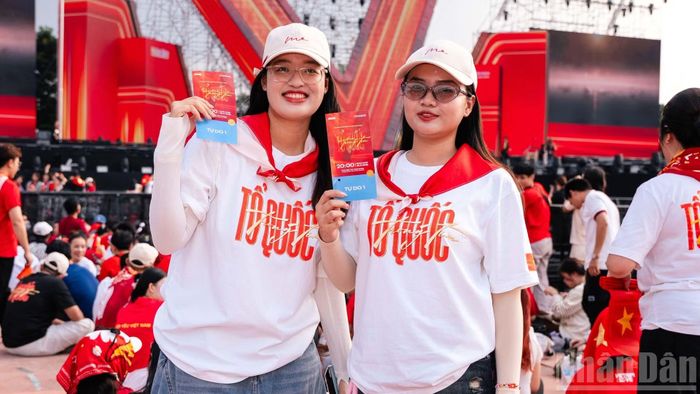 Các khán giả đến sớm đã tranh thủ chụp ảnh để lưu giữ khoảnh khắc tham dự chương trình "Tổ quốc trong tim" tại Thành phố Hồ Chí Minh.