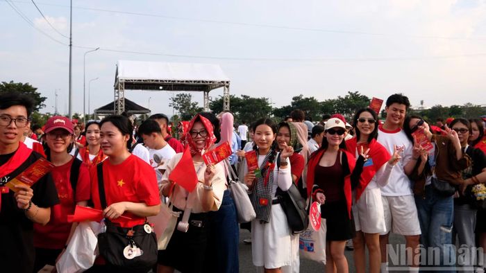 Từ 15 giờ hàng dài khán giả đã xếp hàng để vào trong sân khấu với sự háo hức, bất chấp cái nắng của Thành phố Hồ Chí Minh.