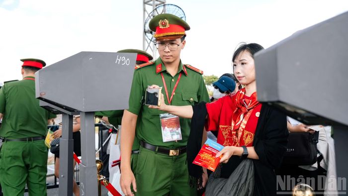 Để diễn ra buổi biểu diễn an toàn, lực lượng an ninh và khán giả đã phối hợp cùng nhau để kiểm tra vé một cách cẩn thận.