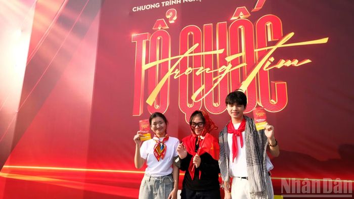 Poster chương trình "Tổ quốc trong tim" 2026 là điểm check-in không thể thiếu của các bạn trẻ đã cất công đến từ sớm.