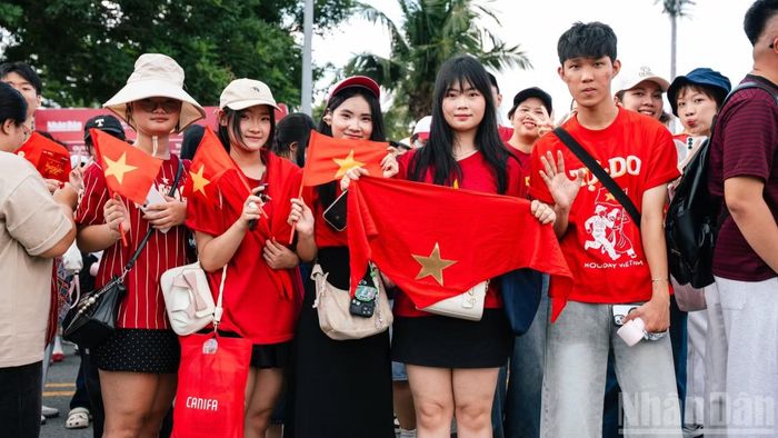 Khán giả hào hứng trước giờ diễn ra concert “Tổ quốc trong tim”.