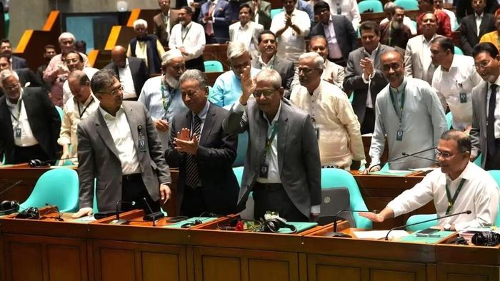 Ông Mirza Fakhrul Islam Alamgir (hàng đầu, đứng thứ 3, từ bên trái sang) được bầu làm Tổng thống Bangladesh sau cuộc bầu cử tại Quốc hội ở Dhaka, Bangladesh, ngày 20/8/2026. (Ảnh: THX/TTXVN)