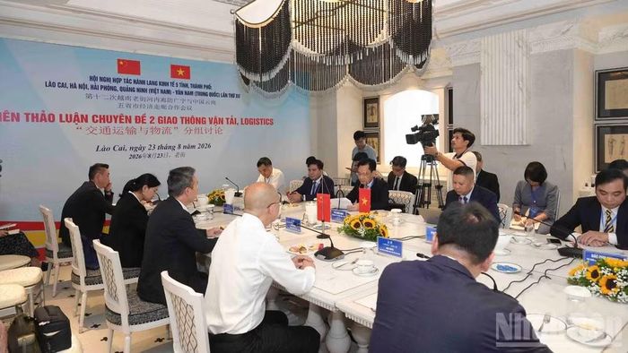 Các đại biểu tham dự phiên thảo luận chuyên đề giao thông vận tải, logistics. (Ảnh: CÔNG HẢI)
