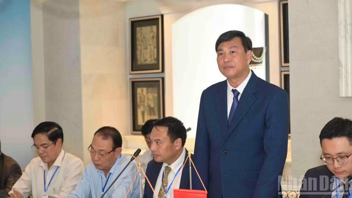 Lãnh đạo Sở Văn hóa, Thể thao và Du lịch tỉnh Lào Cai phát biểu ý kiến tại phiên thảo luận chuyên đề văn hóa, y tế, giáo dục và giao lưu nhân dân. (Ảnh: CÔNG HẢI)