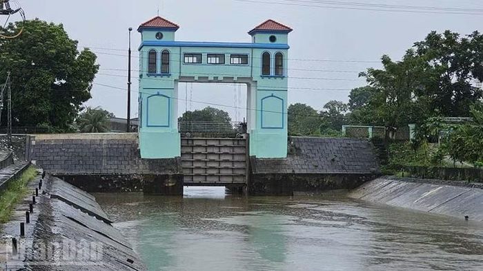 Công ty trách nhiệm một thành viên Sông Chu hiện đang tiêu, thoát nước ra sông Mã qua âu Bến Ngự.