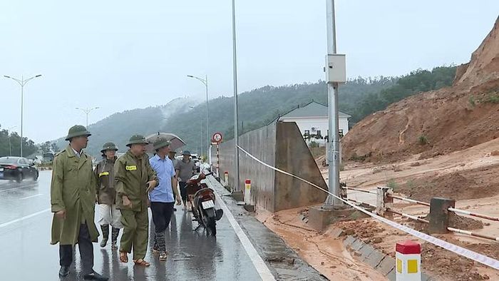 Lực lượng chức năng phường Trần Hưng Đạo (Hải Phòng) kiểm tra, rà soát hiện trạng, bố trí lực lượng theo dõi tại các khu vực xung yếu. (Ảnh: HÀ VY)