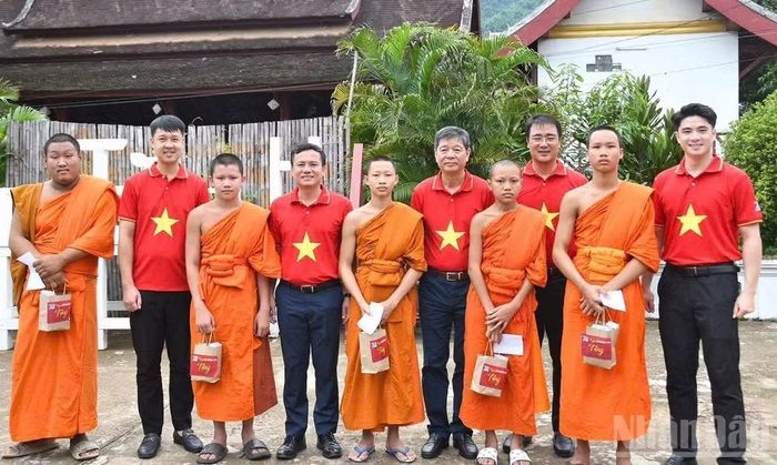 Ban Tổ chức tặng quà cho các tăng sinh tại chùa Pha O, thành phố Luang Prabang. Ảnh: Duy Toàn