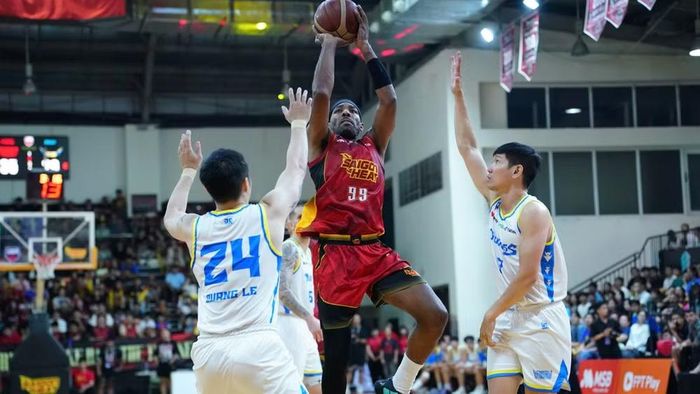 Brandis Raley-Ross tấn công trực diện rổ Ho Chi Minh City Wings. (Ảnh: VBA)