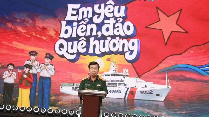 Thượng tướng Đỗ Xuân Tụng, Phó Chủ nhiệm Tổng cục Chính trị Quân đội nhân dân Việt Nam, phát biểu tại gala. (Ảnh: ĐỨC TĨNH)