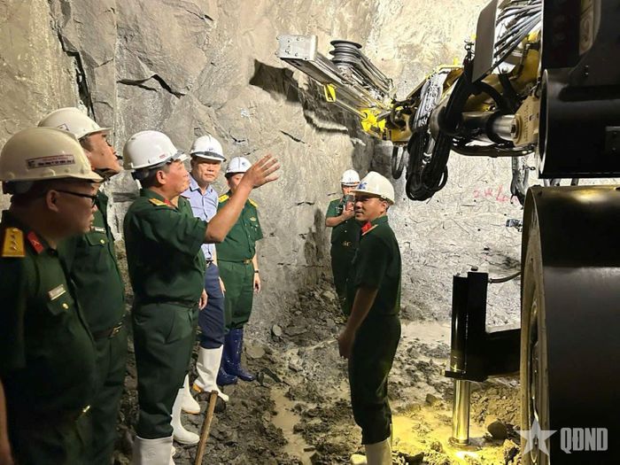 Đoàn công tác của Tổng công ty Xây dựng Lũng Lô kiểm tra mũi thi công đường hầm Dự án thủy điện tích năng Bác Ái (xã Bác Ái Tây, tỉnh Khánh Hòa). Ảnh: GIA MINH