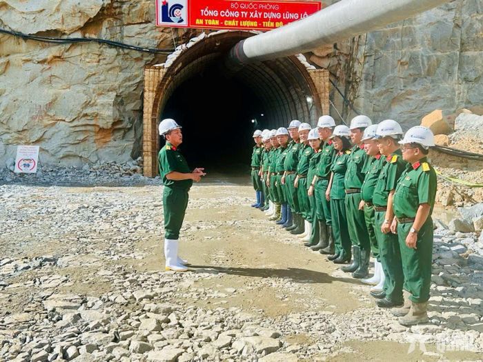 Lãnh đạo Tổng công ty Xây dựng Lũng Lô giao nhiệm vụ cho cán bộ trước khi vào thi công đường hầm Dự án thủy điện tích năng Bác Ái (xã Bác Ái Tây, tỉnh Khánh Hòa). Ảnh: GIA MINH