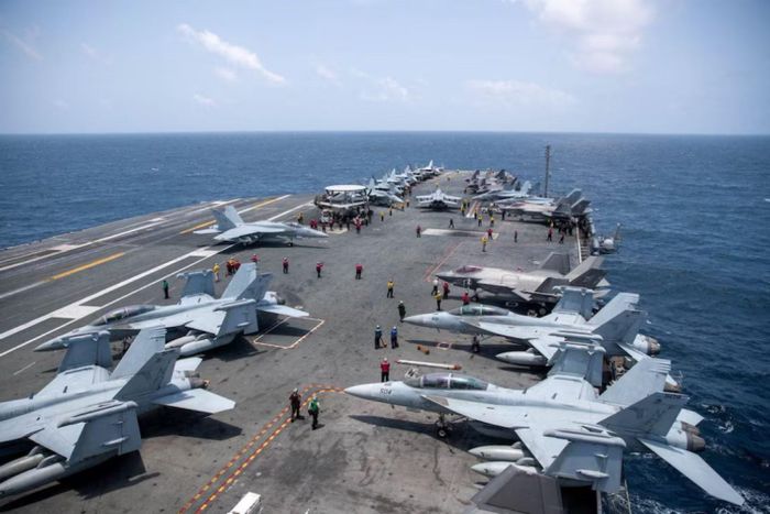 Lực lượng Hải quân Mỹ làm việc trên boong tàu sân bay USS George Washington khi tàu di chuyển qua biển Arab để hỗ trợ các hoạt động quân sự của Mỹ tại Trung Đông, ngày 20-8-2026. Ảnh: Reuters