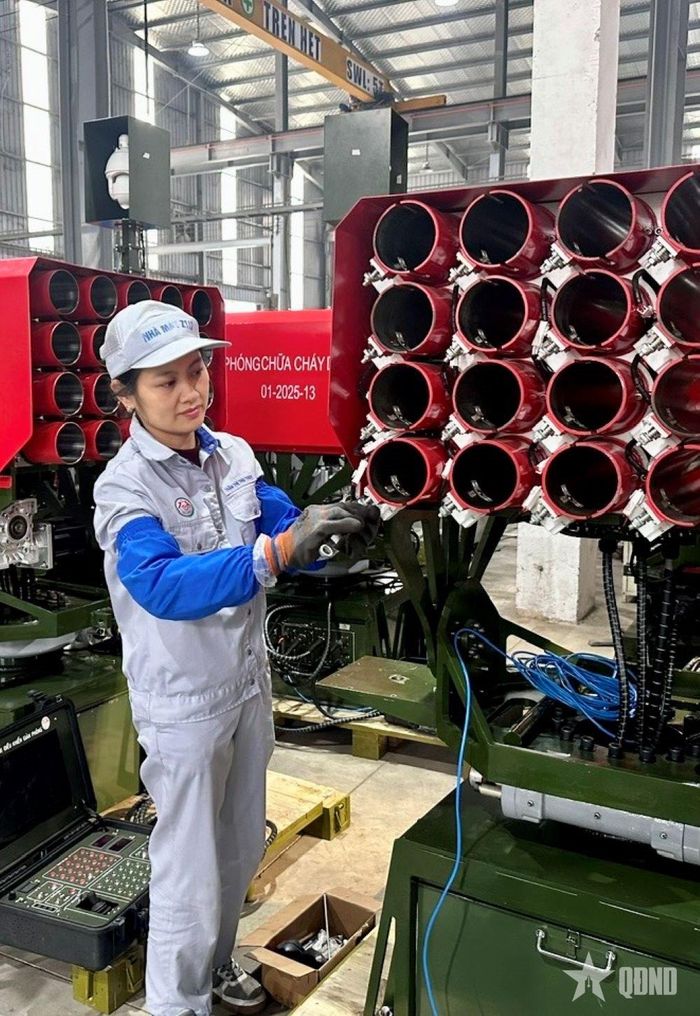 Công nhân sản xuất ống phóng chữa cháy từ xa. 