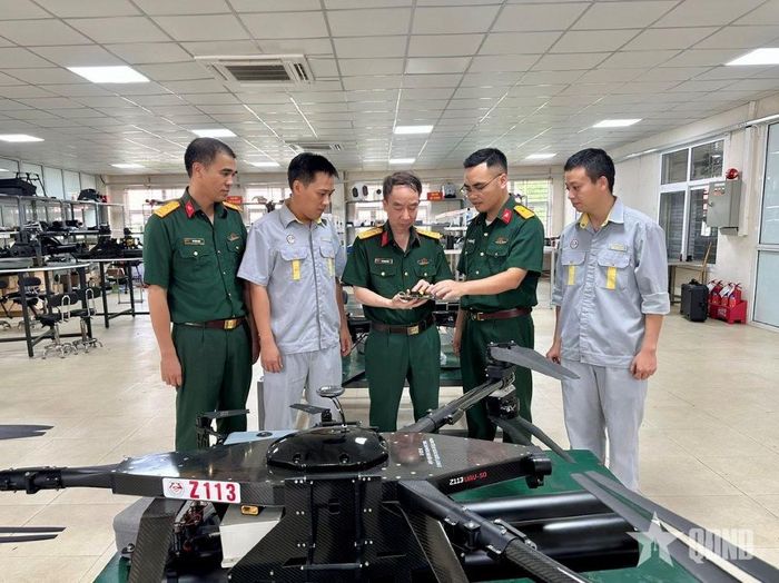 Lãnh đạo Nhà máy Z113 kiểm tra linh kiện UAV trước khi lắp ráp. 