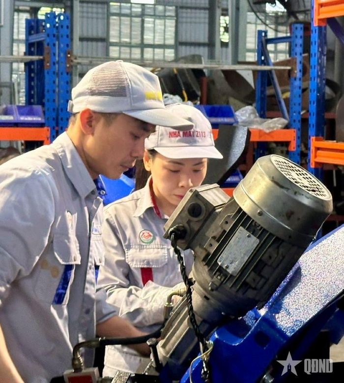  Kiểm tra chất lượng sản phẩm trên máy.