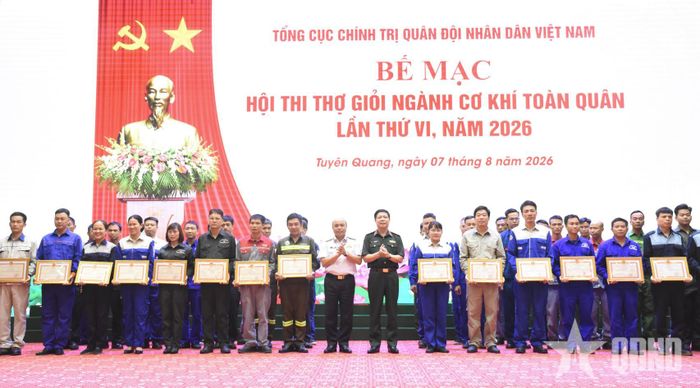  Ban tổ chức trao bằng khen tặng các thí sinh đoạt giải nhất, nhì, ba.