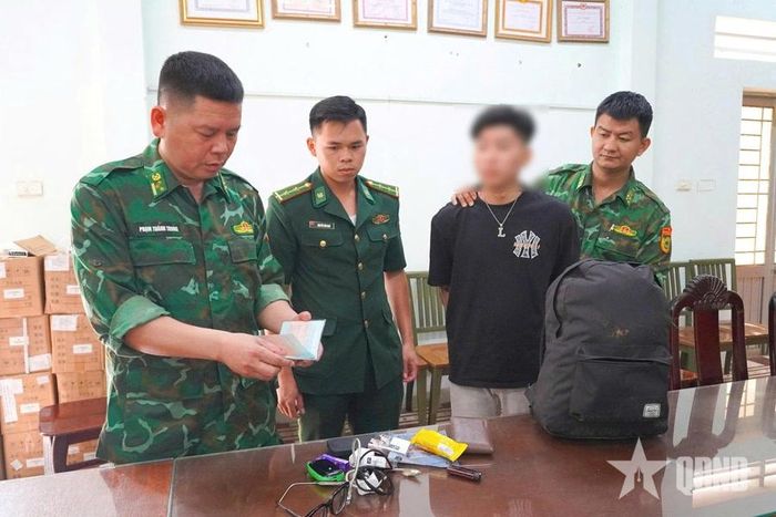 Thượng tá Phạm Thành Trung (ngoài cùng, bên trái) thẩm vấn đối tượng gây trọng án bị bắt giữ ở khu vực biên giới. Ảnh: VIỆT TIẾN