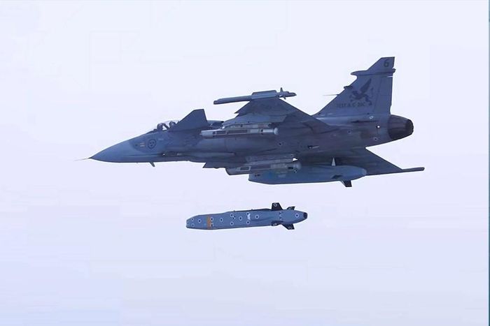  Thụy Điển lần đầu phóng tên lửa TAURUS KEPD 350 từ tiêm kích JAS 39 Gripen C, đánh dấu bước tiến quan trọng hướng tới xây dựng năng lực tấn công chính xác tầm xa. Ảnh: Không quân Thụy Điển  