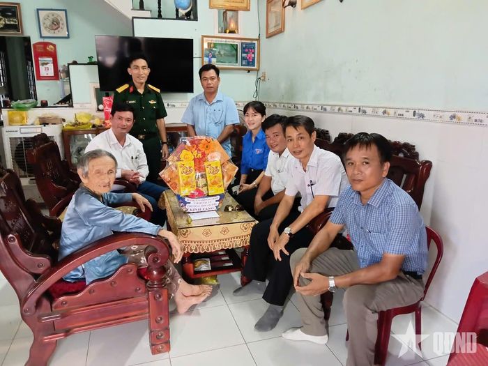 Đại diện cấp ủy, chính quyền địa phương và Ban CHQS phường Hội An Tây, Bộ CHQS thành phố Đà Nẵng về thăm mẹ nhân ngày 27-7-2026.