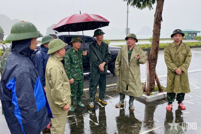 Bộ CHQS tỉnh Quảng Ninh cử các đoàn công tác xuống địa bàn, trực tiếp kiểm tra, chỉ đạo công tác ứng phó mưa bão tại xã, phường, đặc khu (trong ảnh tại đặc khu Vân Đồn). Ảnh: Thanh Phương