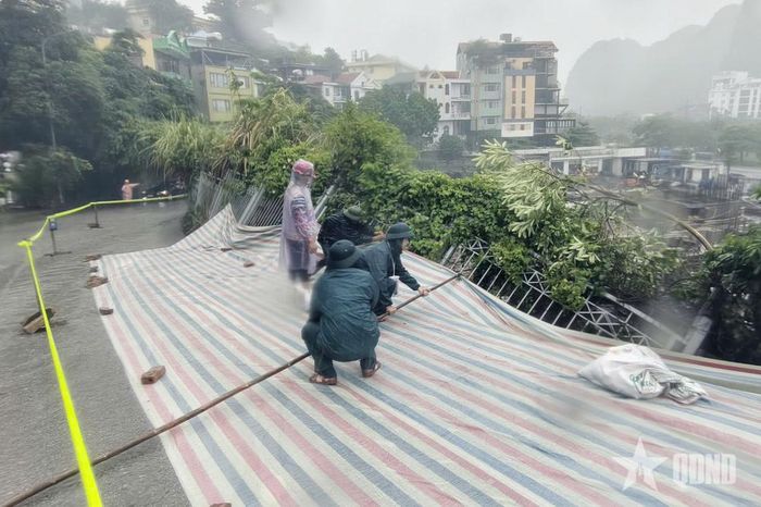 Ban CHQS phường Hồng Gai tổ chức lực lượng thu dọn đất, cát trôi ra đường, khắc phục hậu quả mưa bão; căng dây cảnh báo, phủ bạt, gia cố khu vực taluy có nguy cơ sạt lở, bảo đảm an toàn cho các hộ dân phía dưới. 