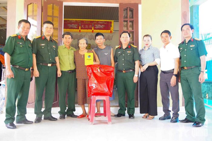  Tặng quà gia đình chính sách trên địa bàn.