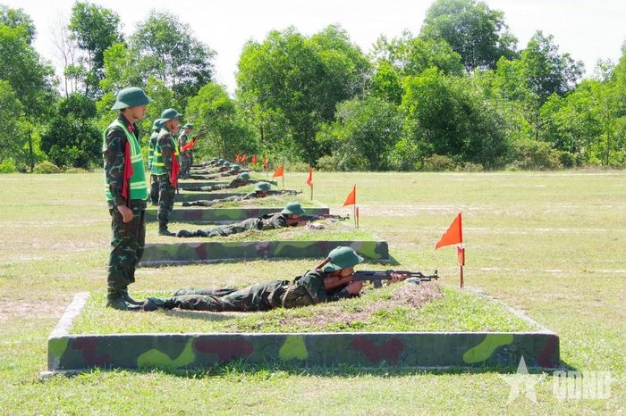 Thi đua huấn luyện giỏi. 