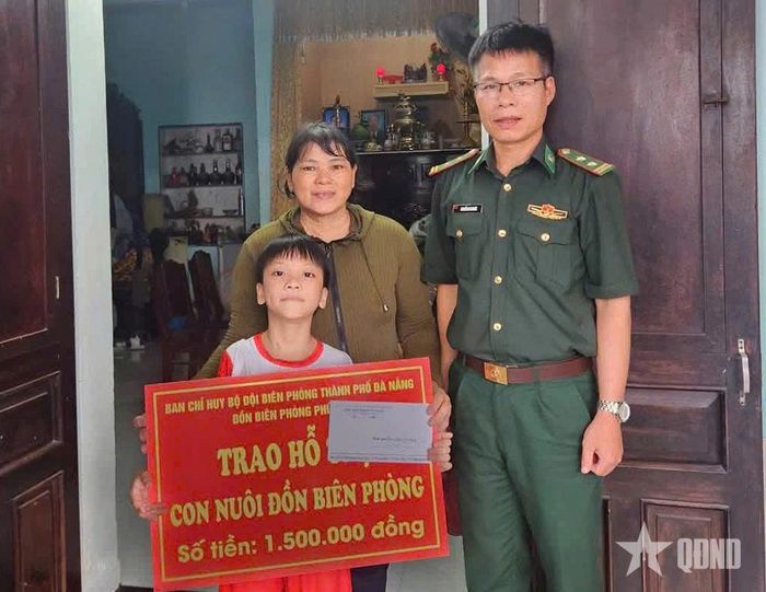 Đồn Biên phòng Phú Lộc trao hỗ trợ cho con nuôi của đơn vị dịp đầu năm học mới. 