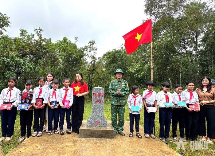 Đồn Biên phòng Ga Ry tổ chức nghi lễ chào cột mốc và trao tặng học bổng cho học sinh nghèo vượt khó. 