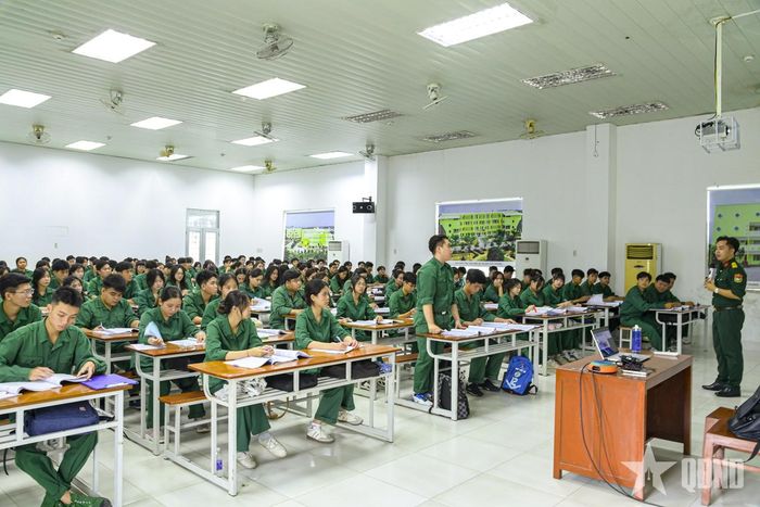Giờ học lý thuyết môn giáo dục quốc phòng và an ninh của sinh viên Trường Đại học Trà Vinh, tỉnh Vĩnh Long. 