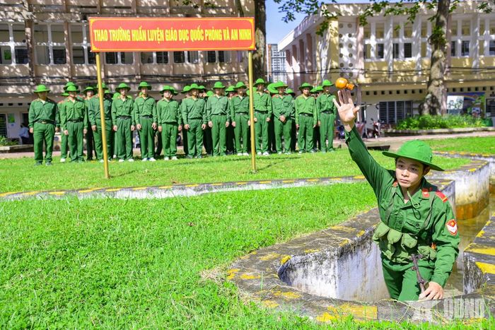 Giờ học thực hành môn giáo dục quốc phòng và an ninh của sinh viên Trường Đại học Sư phạm Kỹ thuật Vĩnh Long.