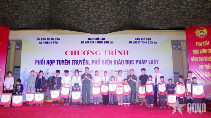  Bộ CHQS tỉnh Sơn La tặng quà cho học sinh có hoàn cảnh đặc biệt khó khăn.  