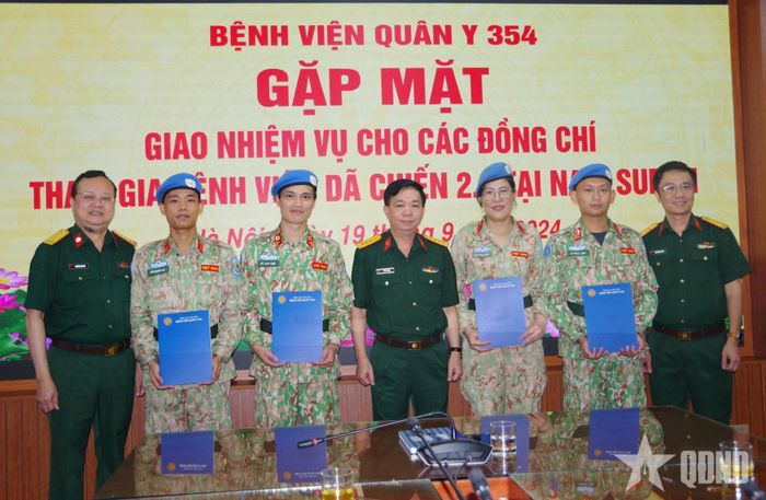 Đại tá, BSCK2 Hà Duy Dương (đứng giữa) cùng các đồng chí trong Đảng ủy, Ban giám đốc Bệnh viện gặp mặt, động viên các thầy thuốc lên đường làm nhiệm vụ tham gia Bệnh viện dã chiến cấp 2 số 6 tại Cộng hòa Nam Sudan (tháng 9-2024). Ảnh: THẮNG GIÁP