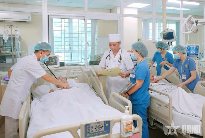 Đại tá, BSCK2 Hà Duy Dương (đứng giữa) trực tiếp đến kiểm tra tình trạng bệnh nhân nặng đang điều trị tại bệnh viện. Ảnh: THẮNG GIÁP