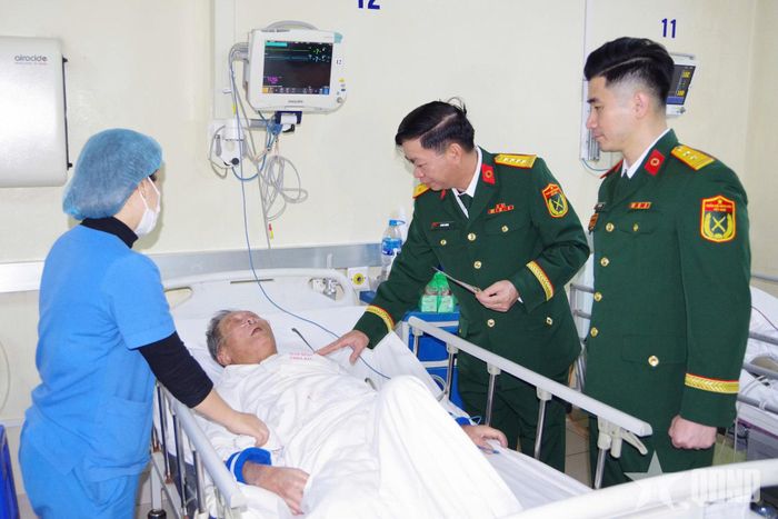 Đại tá, BSCK2 Hà Duy Dương cùng cán bộ bệnh viện đến thăm, động viên bệnh nhân chính sách đang điều trị dịp Tết Nguyên đán 2026. Ảnh: THẮNG GIÁP