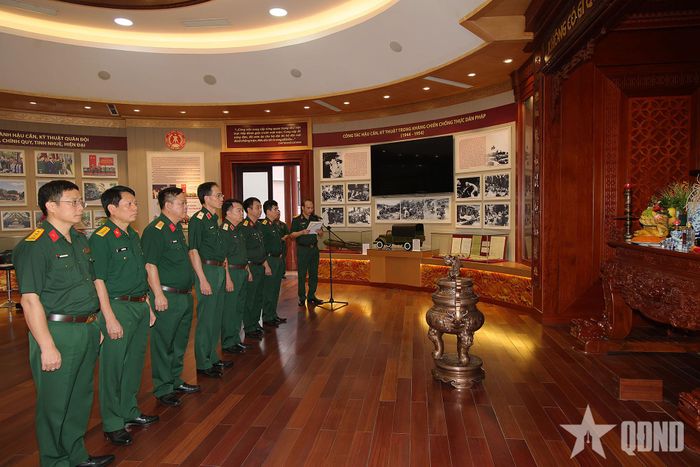  Các đại biểu dâng hương tại Phòng tưởng niệm Chủ tịch Hồ Chí Minh.