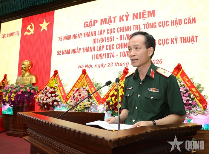Thiếu tướng Nguyễn Mạnh Hùng, Chủ nhiệm Chính trị Tổng cục HC-KT phát biểu ôn lại truyền thống đơn vị.