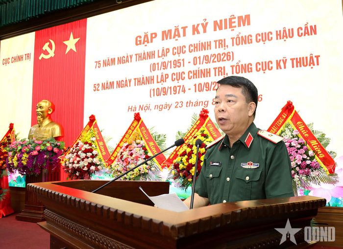 Đại biểu Ban liên lạc truyền thống Cục Chính trị phát biểu tại buổi gặp mặt. 