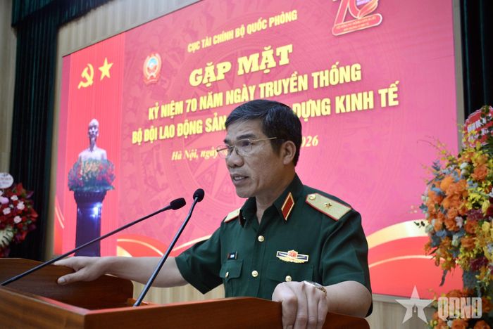  Thiếu tướng Đào Minh Đạo, Phó cục trưởng Cục Tài chính, trình bày diễn văn tại cuộc gặp mặt.