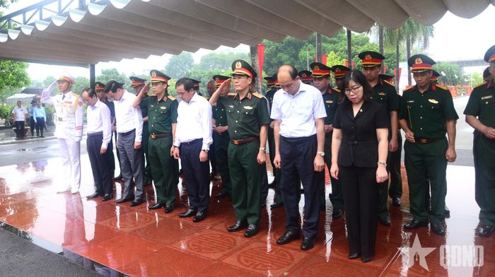  Đoàn công tác dâng hương, dâng hoa tưởng nhớ các anh hùng liệt sĩ. Ảnh: VIỆT DŨNG
