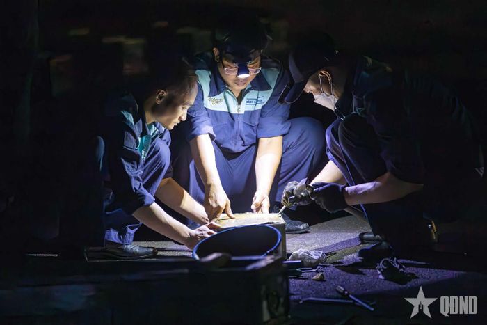 Nhân viên vũ khí hàng không của Trung đoàn Không quân 916 làm công tác chuẩn bị trước khi bay.