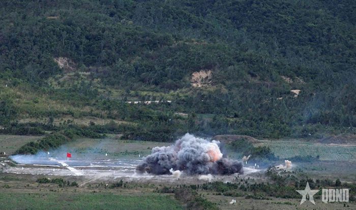 Tổ bay ban ngày của Trung đoàn Không quân 916 bắn trúng bia mục tiêu ngay từ loạt đạn đầu.