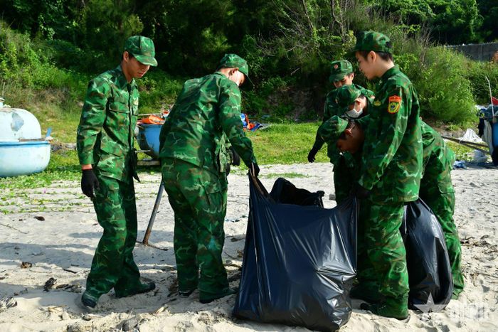 Đoàn viên thanh niên Đồn Biên phòng Chí Linh dọn rác tại bãi biển Chí Linh.