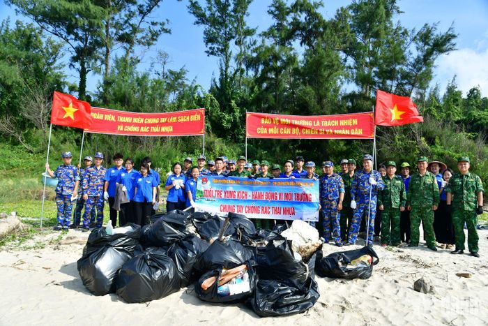 Các đơn vị dọn rác tại bãi biển Chí Linh.