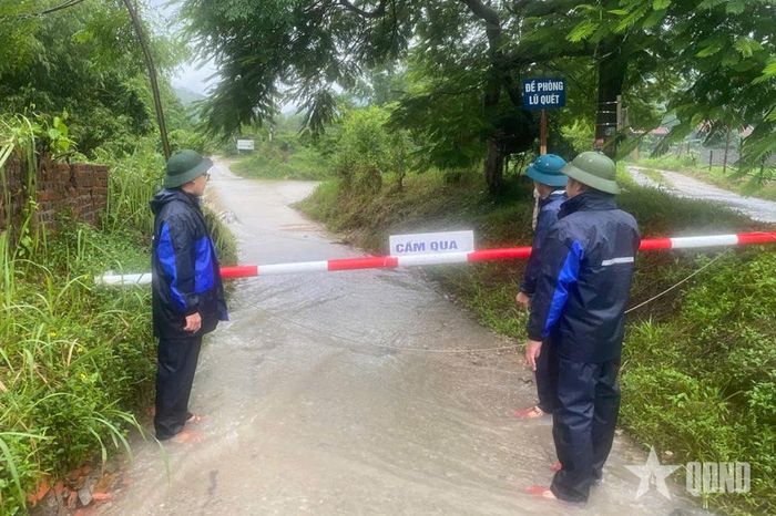 Dân quân phường Vàng Danh trực, cảnh giới tại các ngầm tràn khi nước lũ dâng cao.