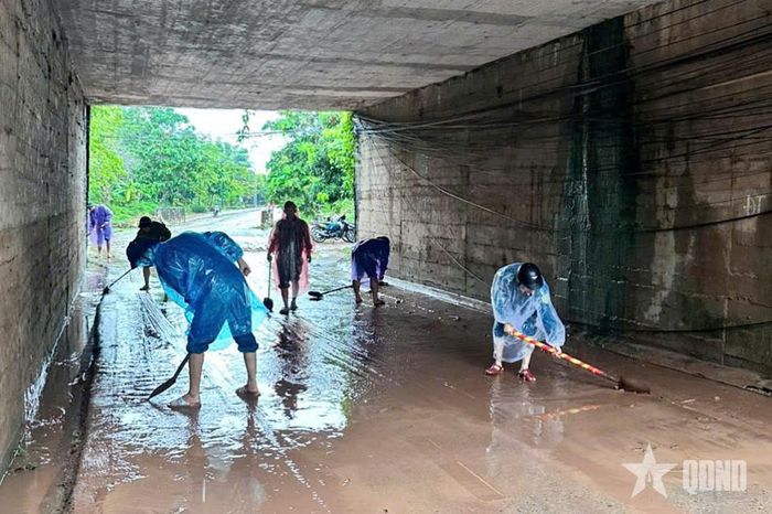 LLVT xã Tiên Yên giúp người dân di chuyển đồ đạc đến nơi an toàn, dọn bùn đất trên đường giao thông.
