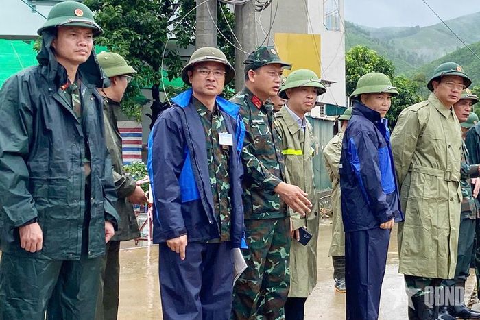 Đại tá Hoàng Văn Thuyết, Tỉnh ủy viên, Phó bí thư Thường trực Đảng ủy, Chính ủy Bộ CHQS tỉnh Quảng Ninh, có mặt tại hiện trường, yêu cầu LLVT xã Hoành Mô tổ chức cảnh giới nghiêm ngặt khu vực gần 100m bờ kè tại cửa khẩu Hoành Mô bị sạt lở do nước chảy xiết.