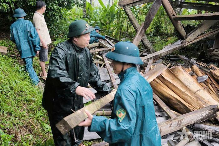 LLVT xã Lương Minh hỗ trợ nhân dân khắc phục hậu quả mưa bão.